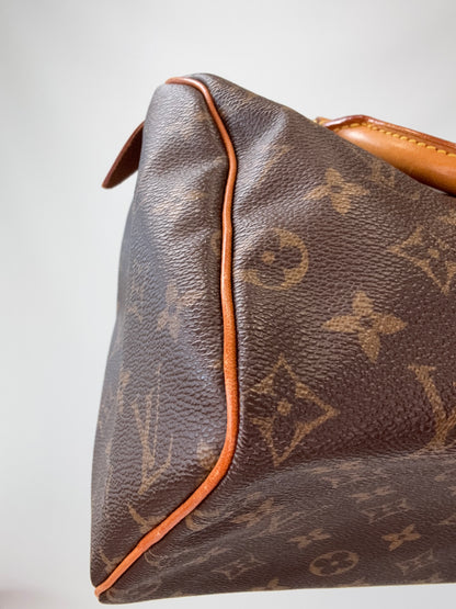 Louis Vuitton Monogram Speedy 25  front left bottom corner
