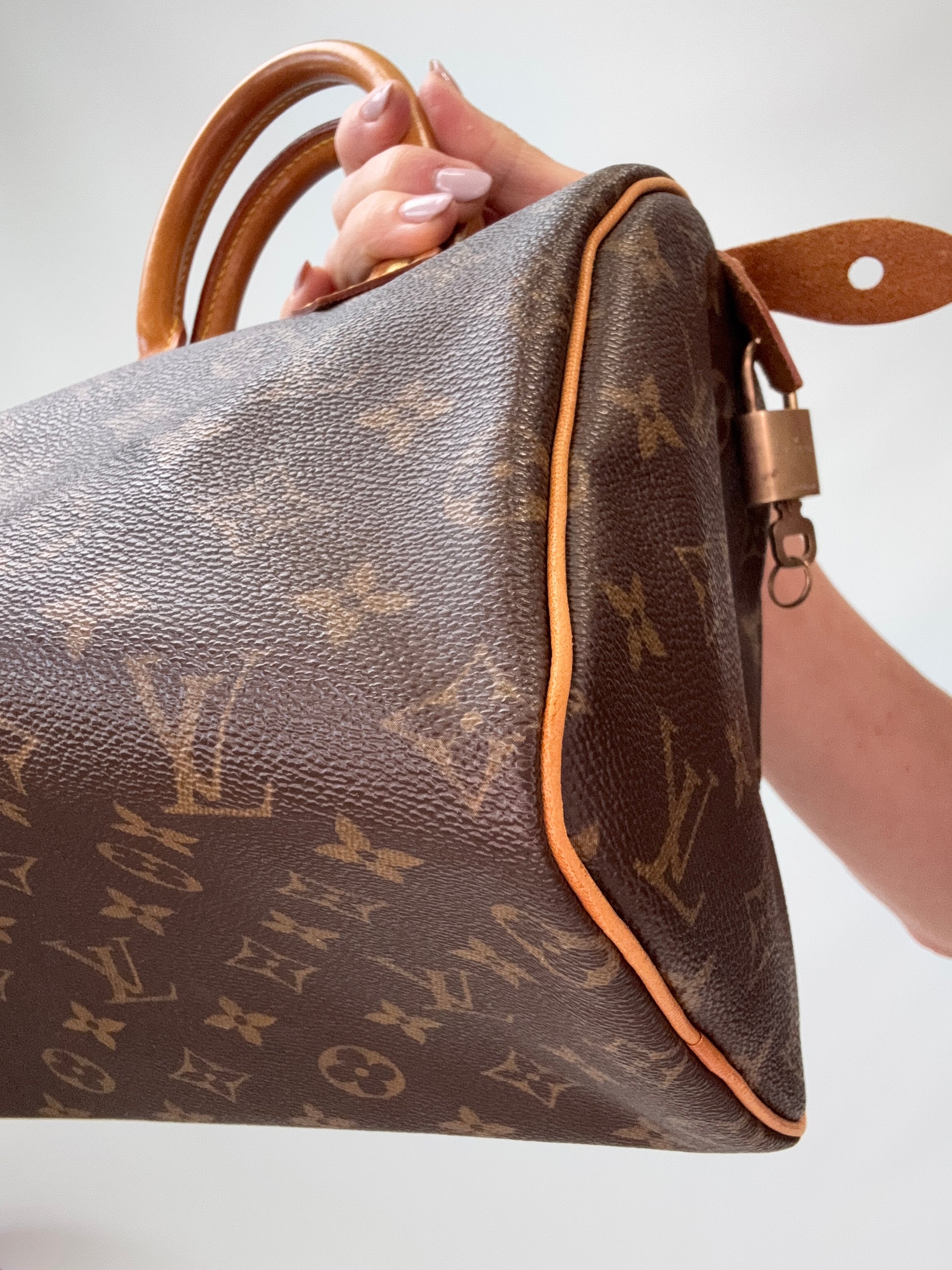 Louis Vuitton Monogram Speedy 25  front right bottom corner