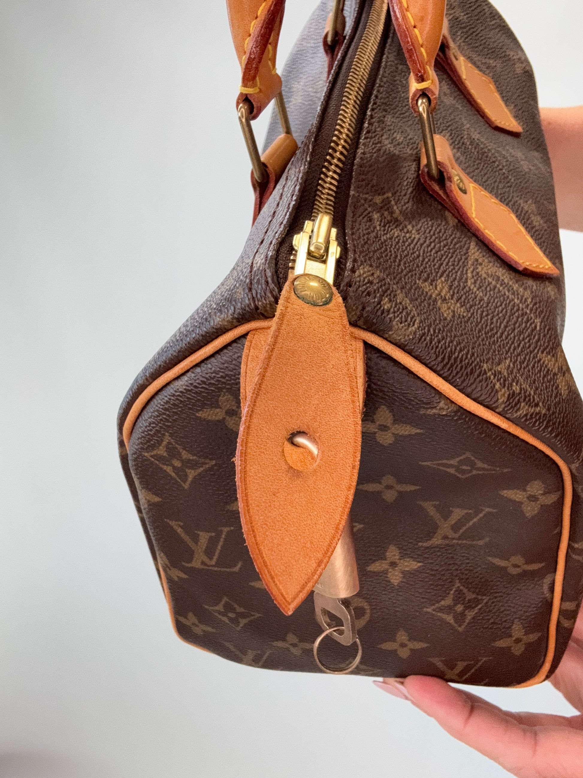 Louis Vuitton Monogram Speedy 25  leather tab for lock